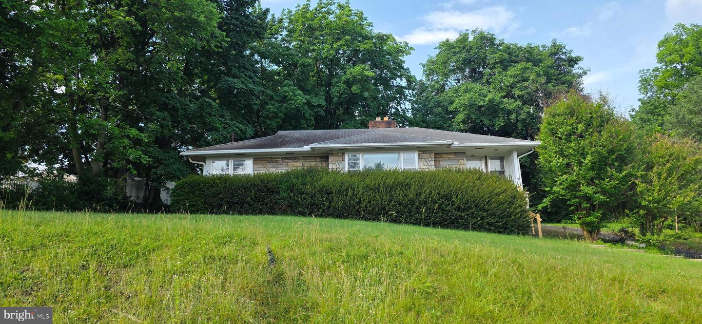 104 E South St Property Photo 2
