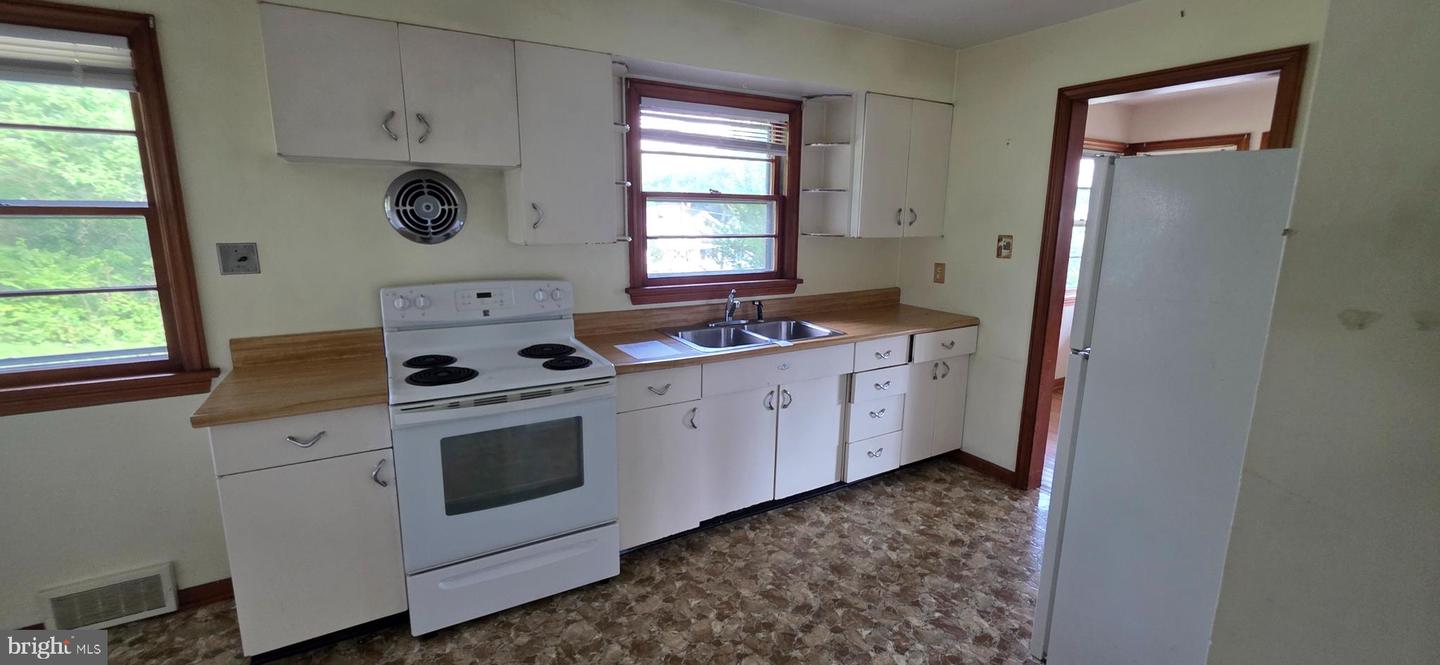 104 E South St Property Photo 4