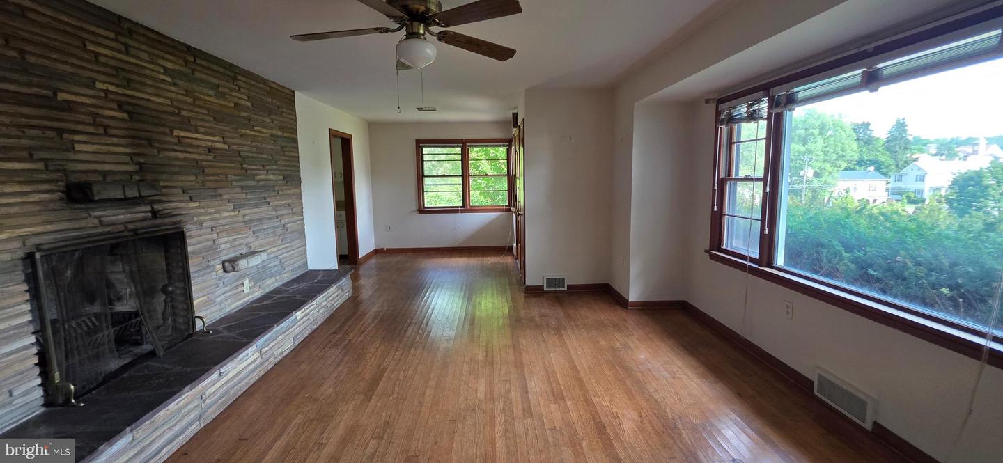 104 E South St Property Photo 9