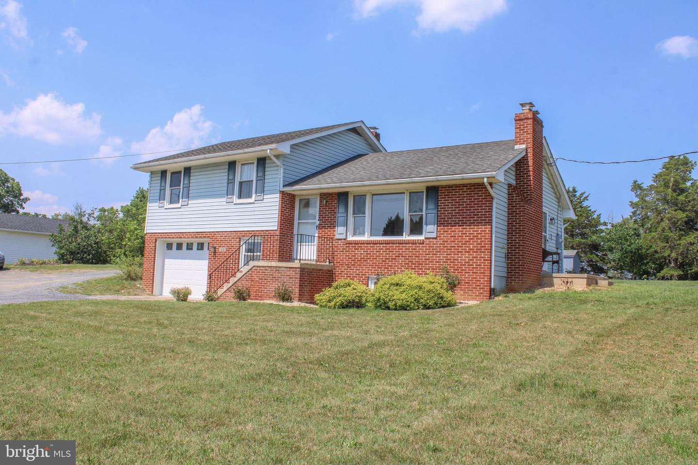 1638 Hahns Ln Property Photo 1