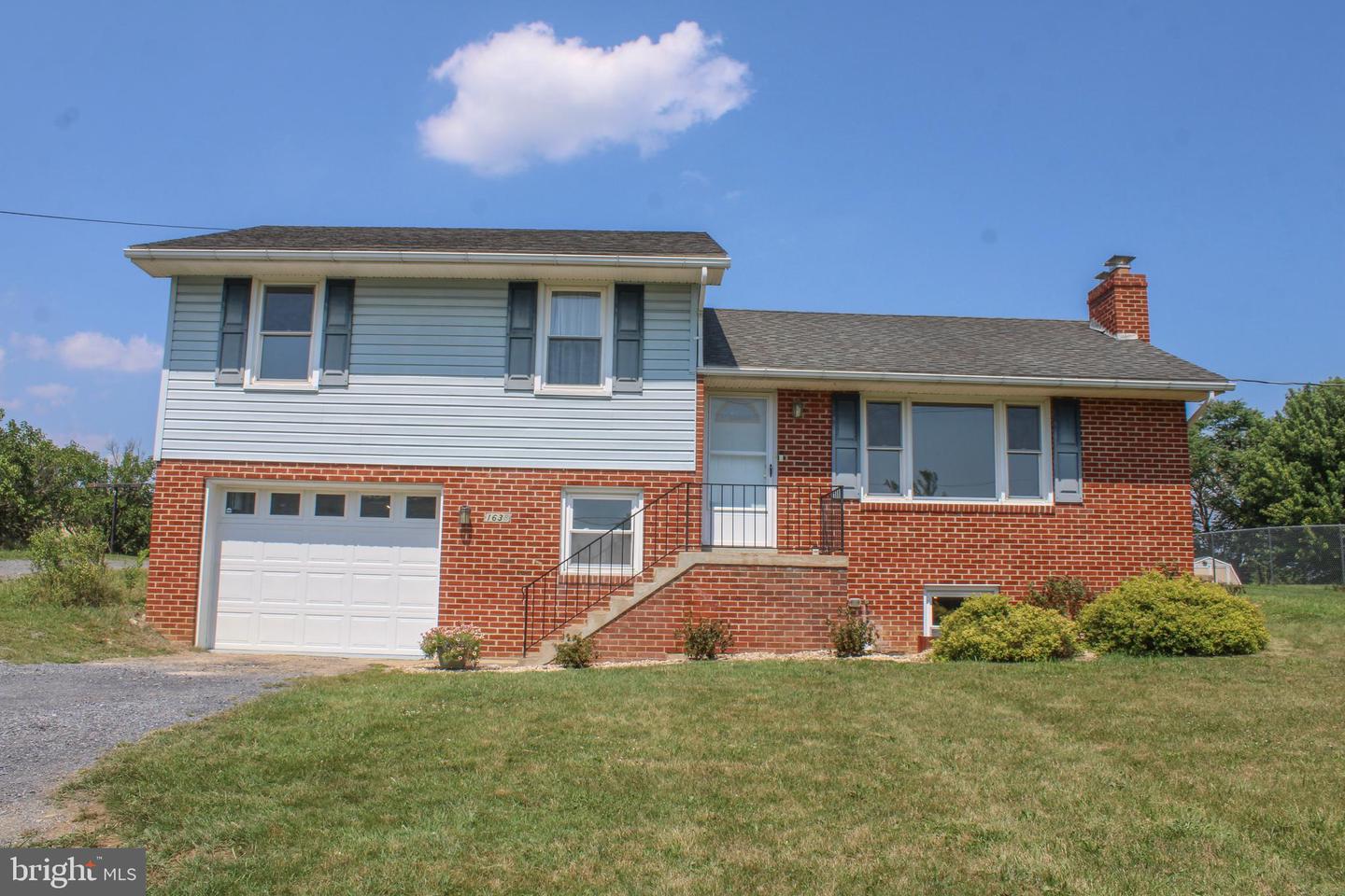 1638 Hahns Ln Property Photo 2