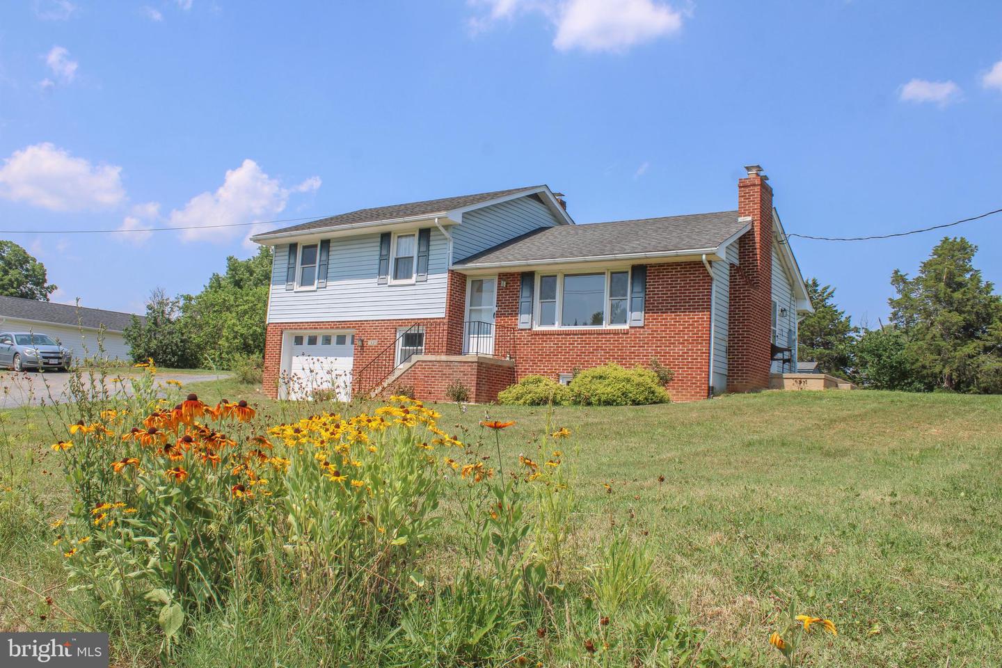 1638 Hahns Ln Property Photo 3
