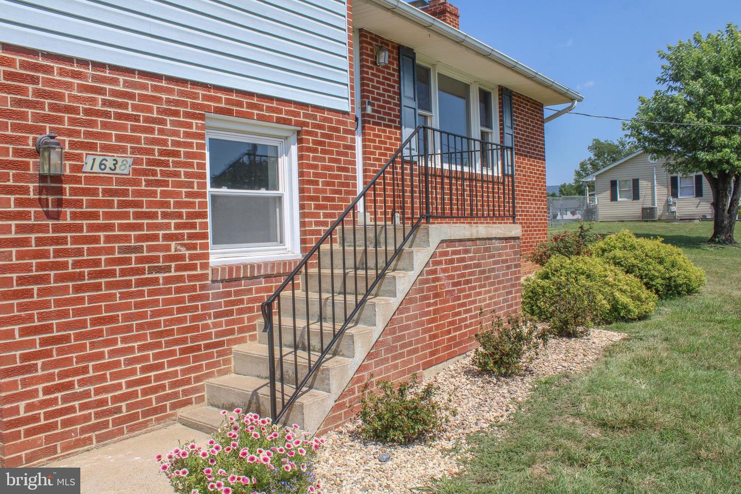 1638 Hahns Ln Property Photo 8