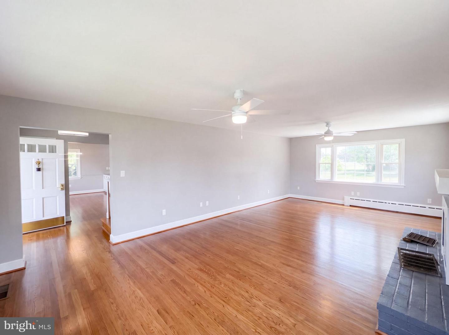 494 Walton St Property Photo 3