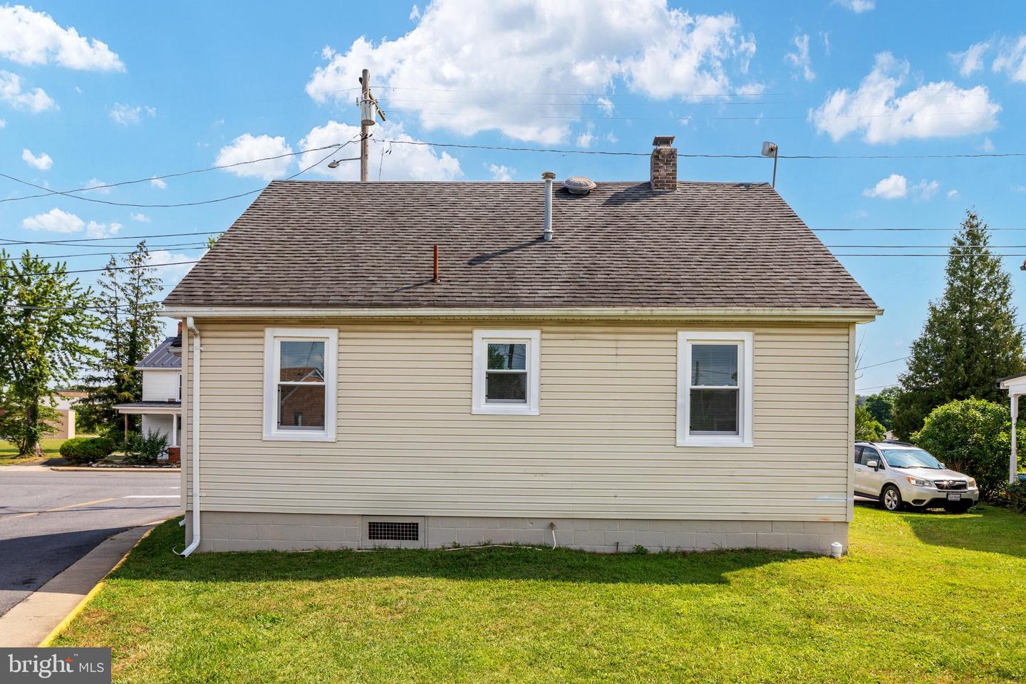 528 E Queen St Property Photo 6