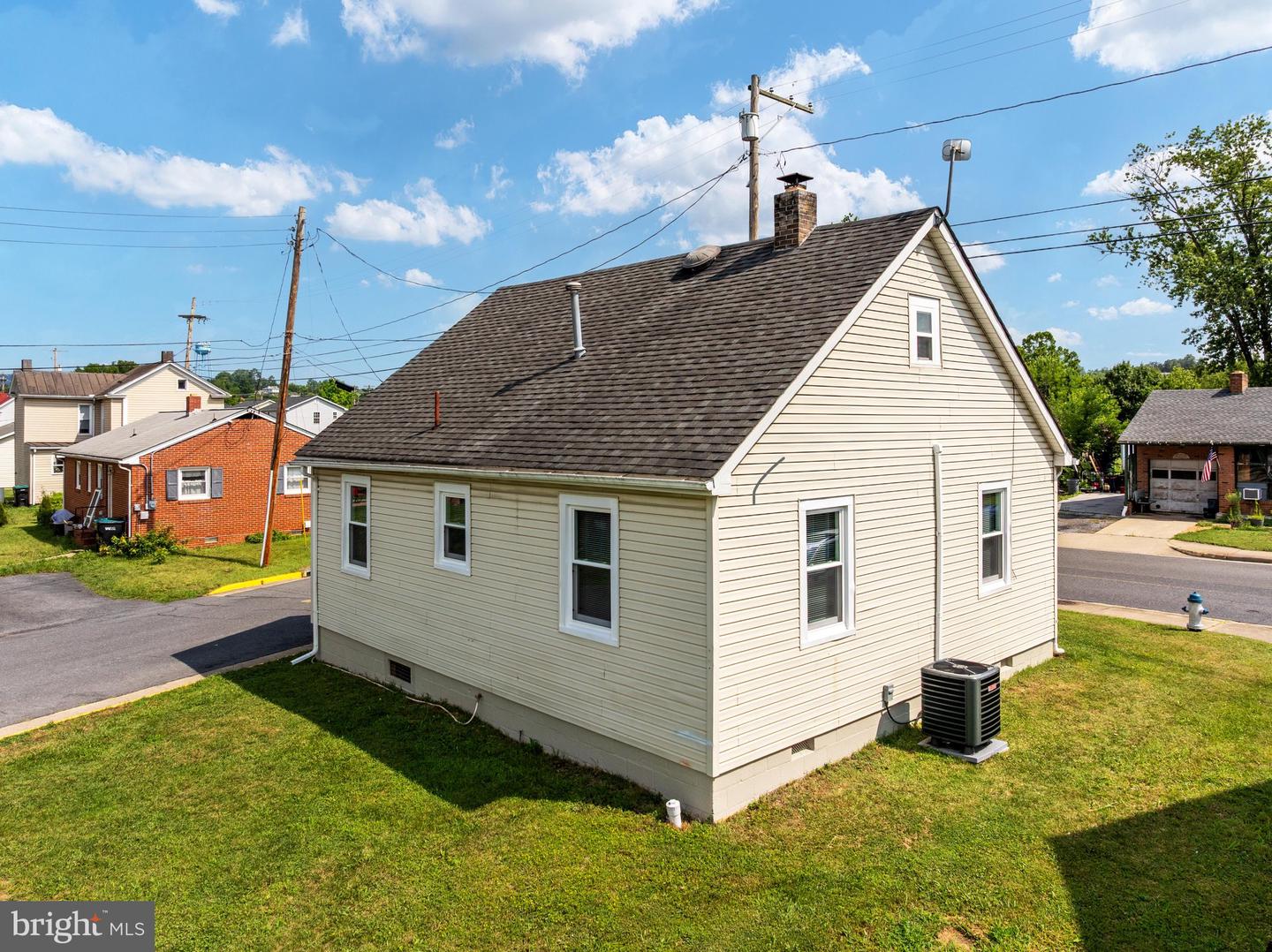 528 E Queen St Property Photo 7