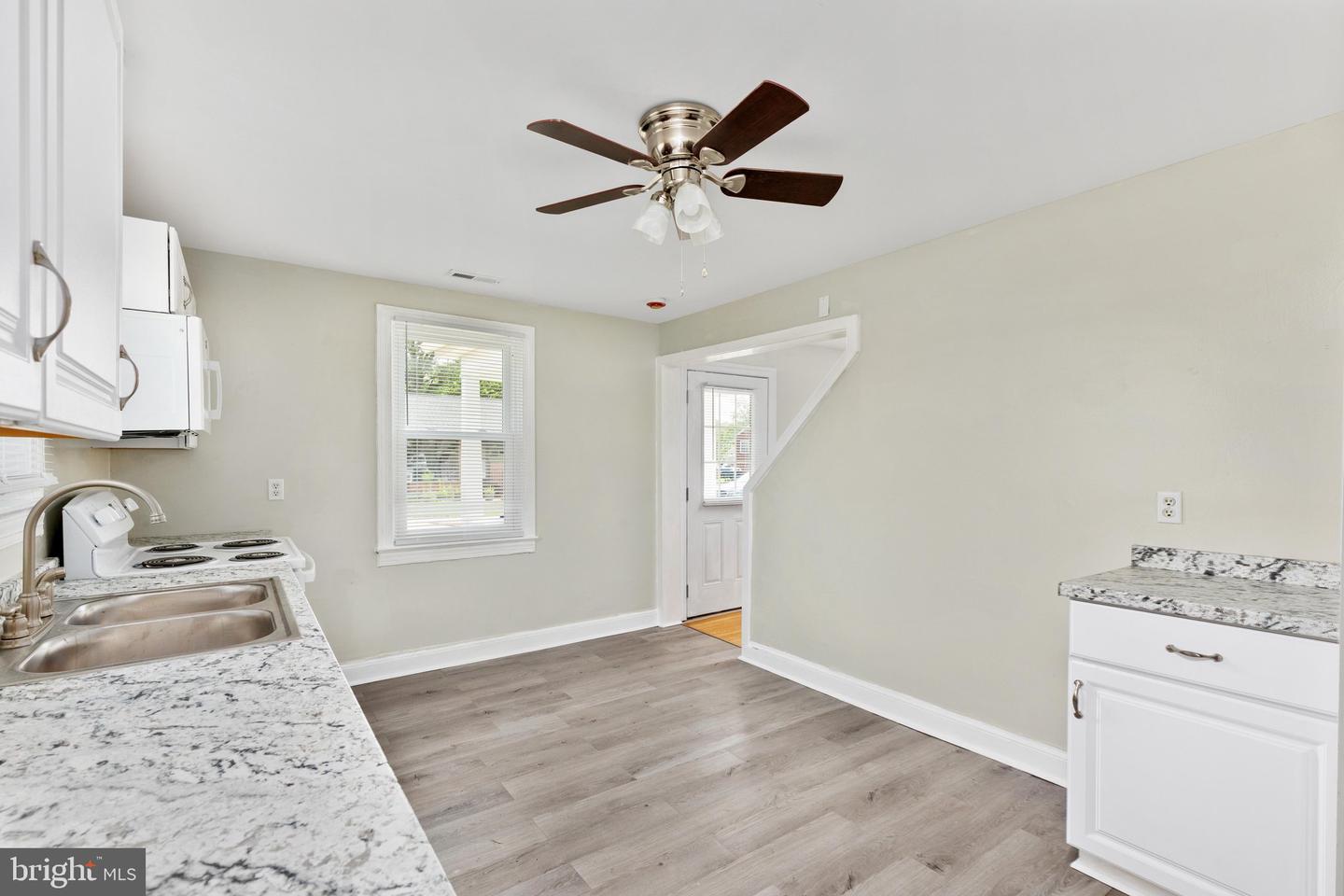 528 E Queen St Property Photo 10