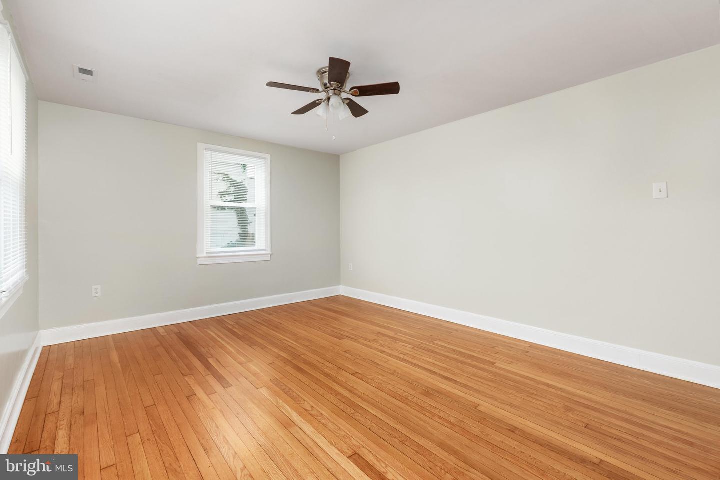 528 E Queen St Property Photo 12