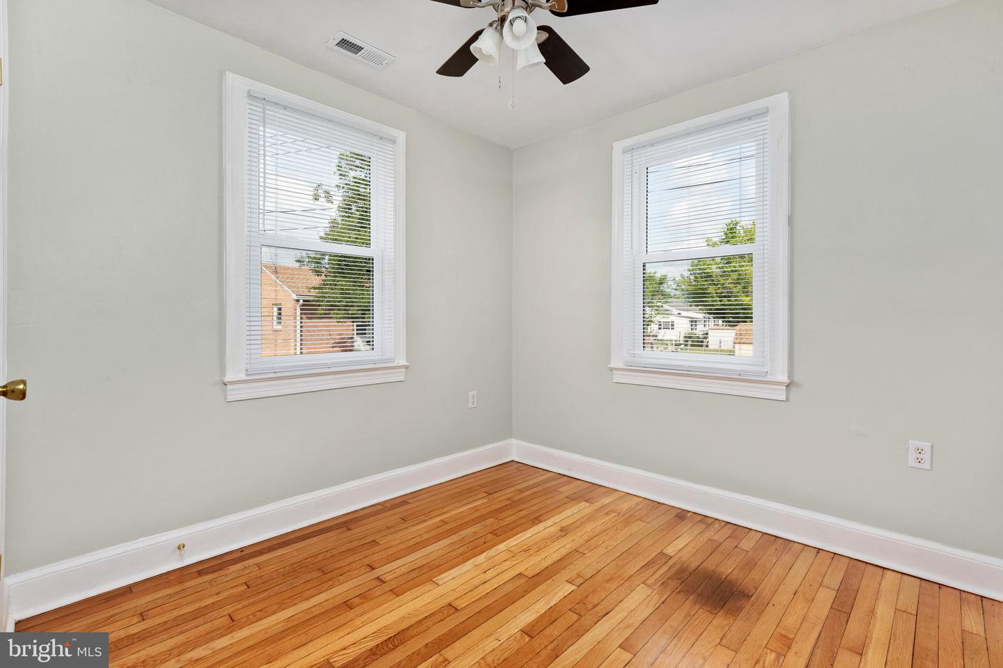 528 E Queen St Property Photo 16