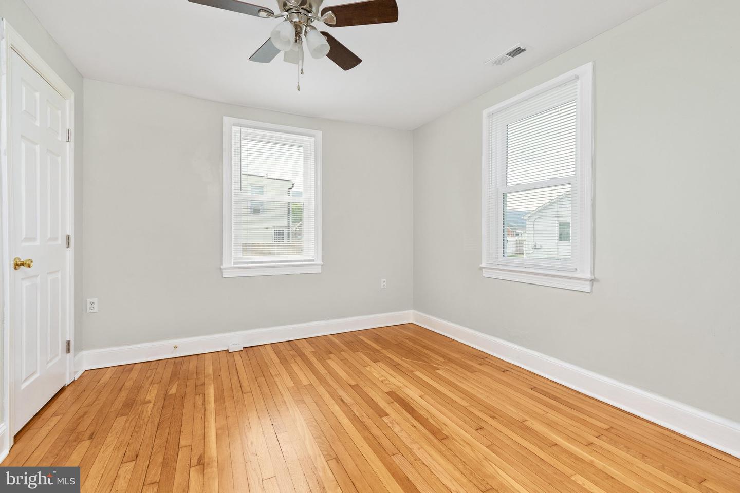528 E Queen St Property Photo 17