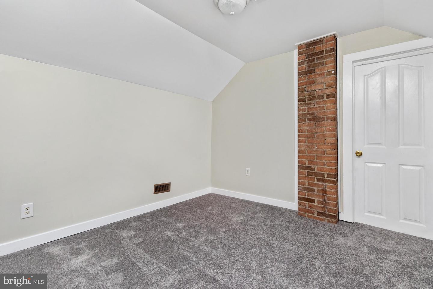 528 E Queen St Property Photo 21