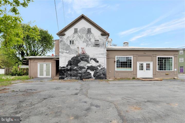 318 E KING ST Property Photo 1