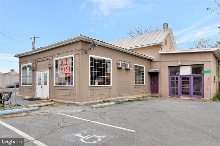 318 E King St Property Photo 2
