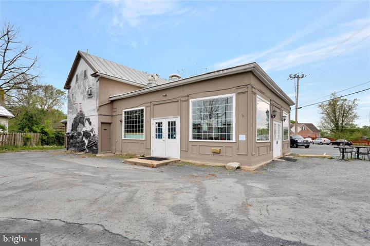 318 E King St Property Photo 22