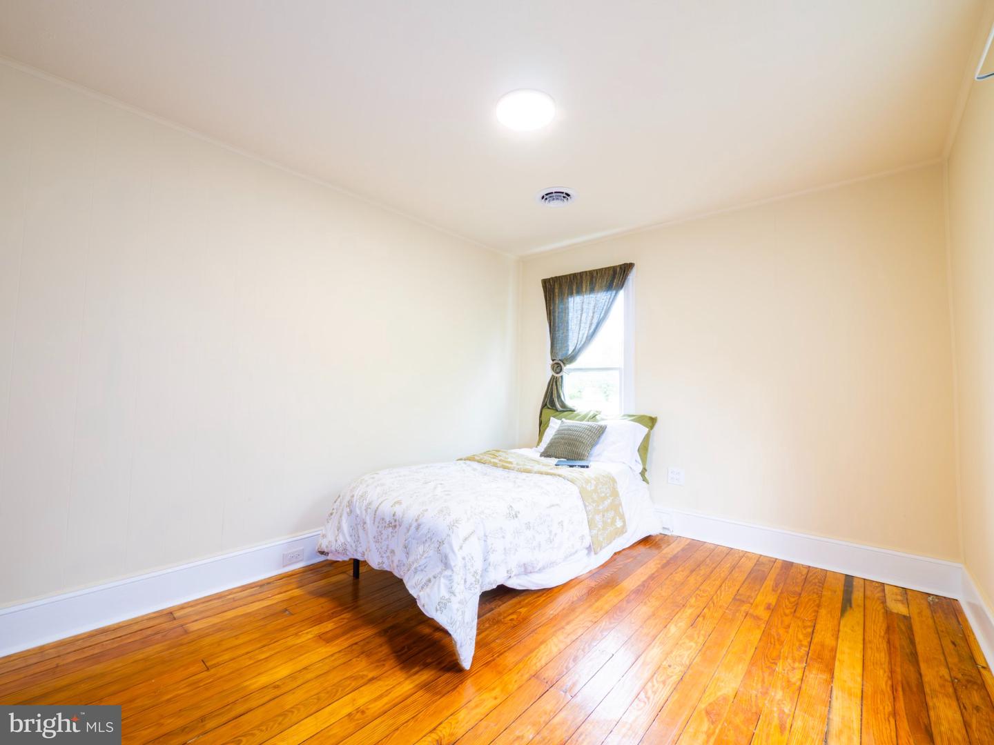 440 E Queen St Property Photo 19