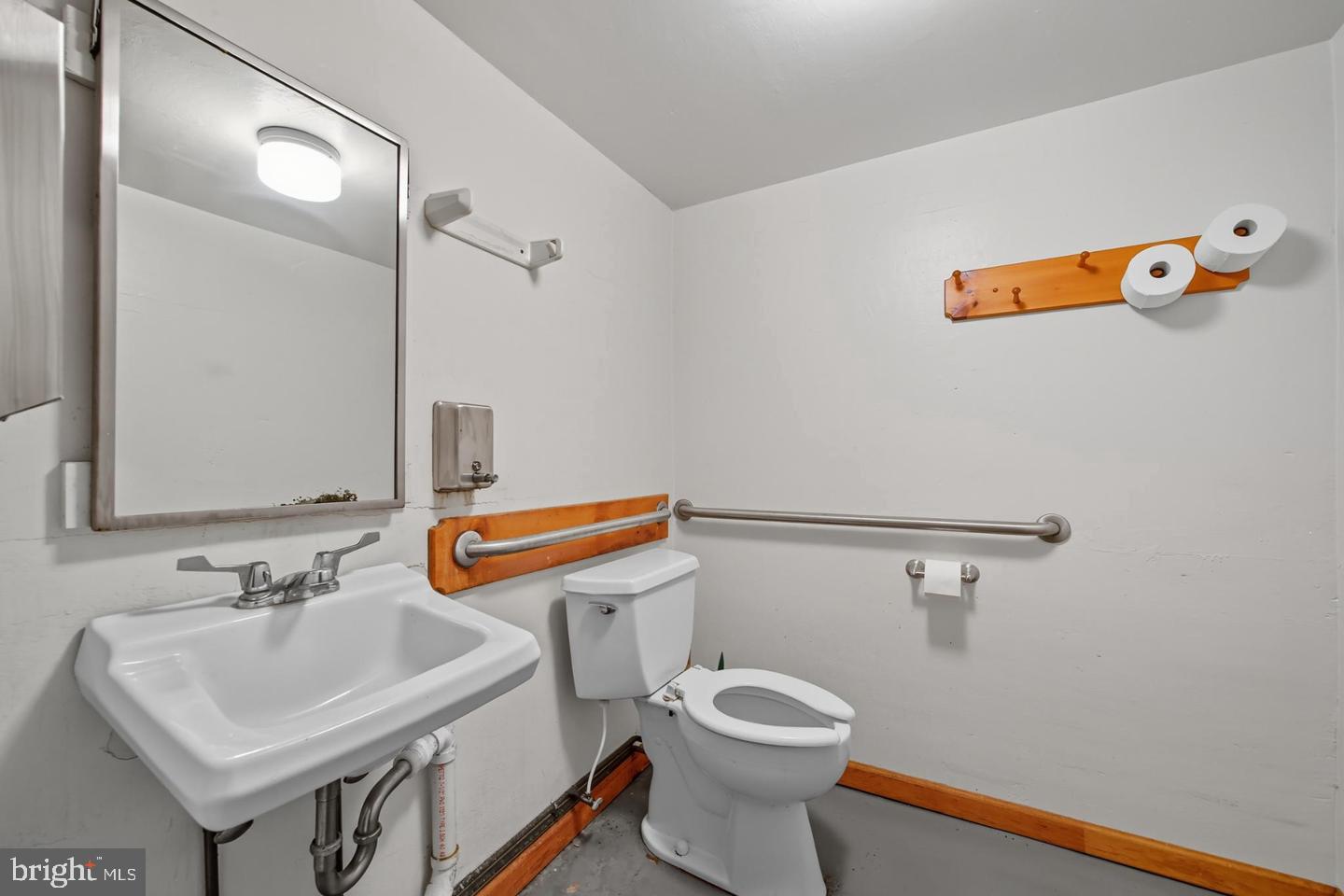 5997 Main St Property Photo 17