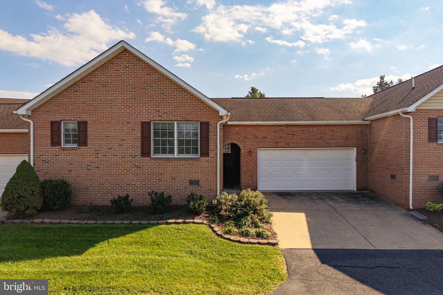 108 TYLER CIR #F-2 Property Photo 1