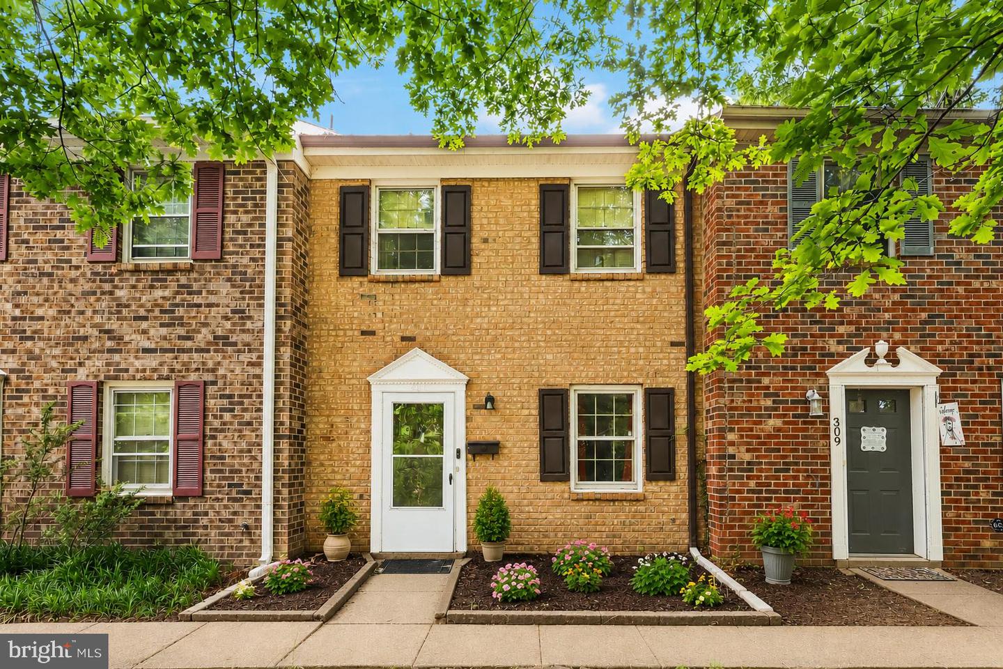 307 OLDE GREENWICH DR