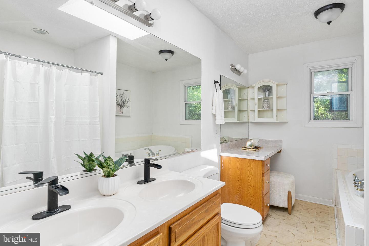 111 Pender St Property Photo 41