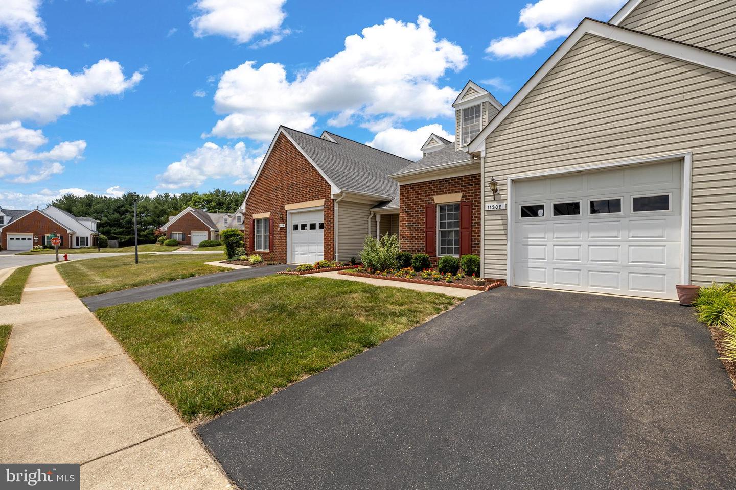 11208 Silversmith Ln Property Photo 4