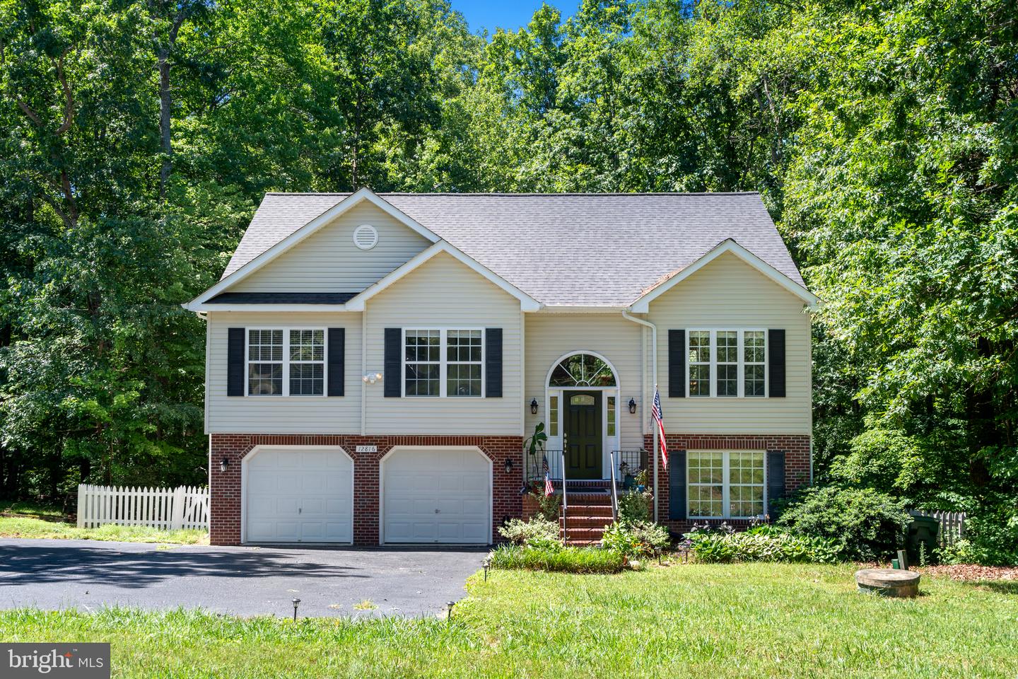 12816 Garrison Ln Property Photo 2
