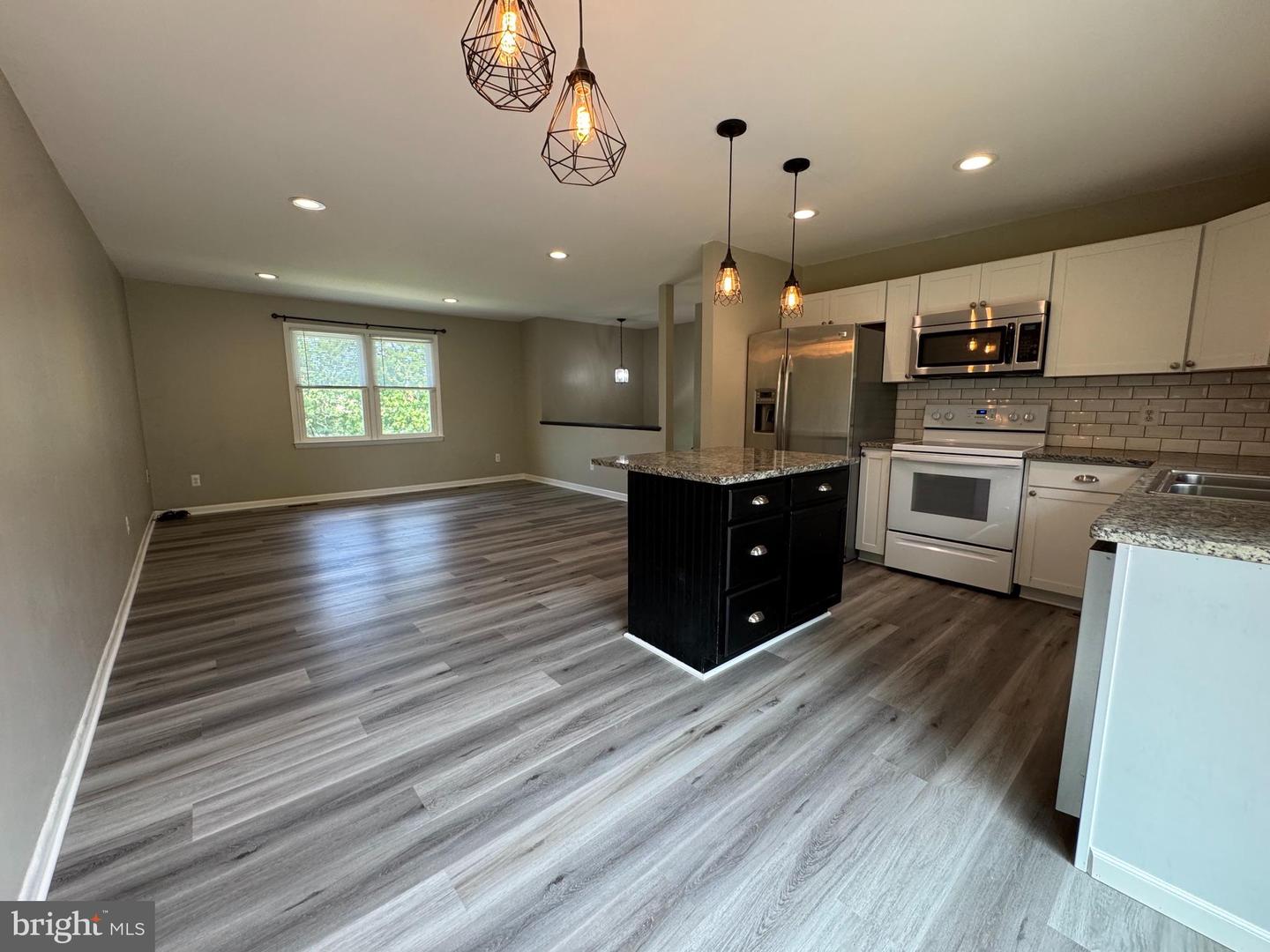 5077 Macnamara Dr Property Photo 4