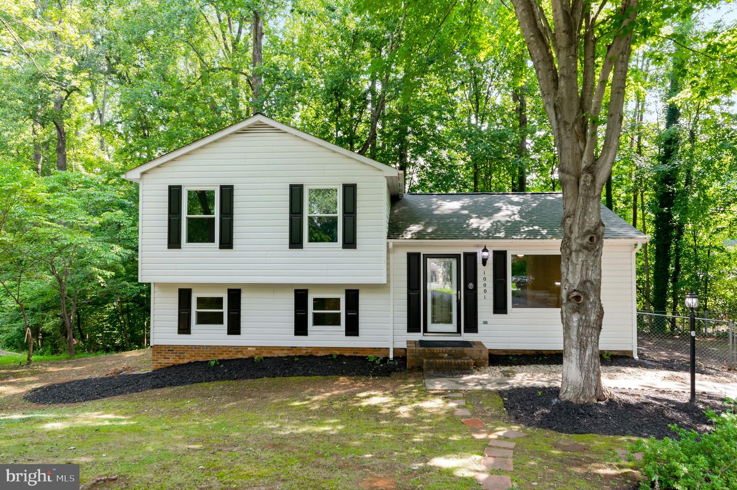 10001 Knotty Pine Ct Property Photo 2