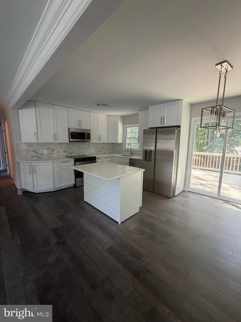 6702 Stansbury Ct Property Photo 2
