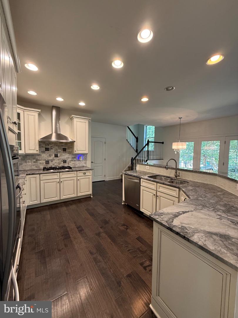 11621 Pine Hollow Ln Property Photo 6