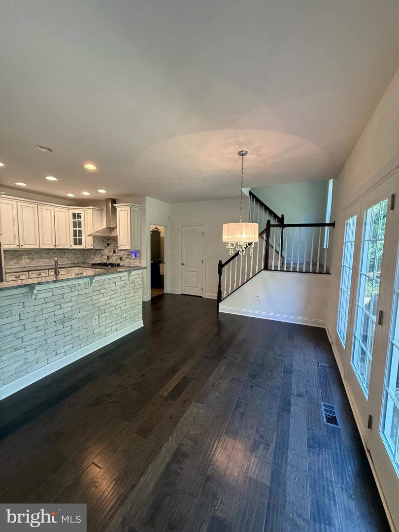 11621 Pine Hollow Ln Property Photo 9