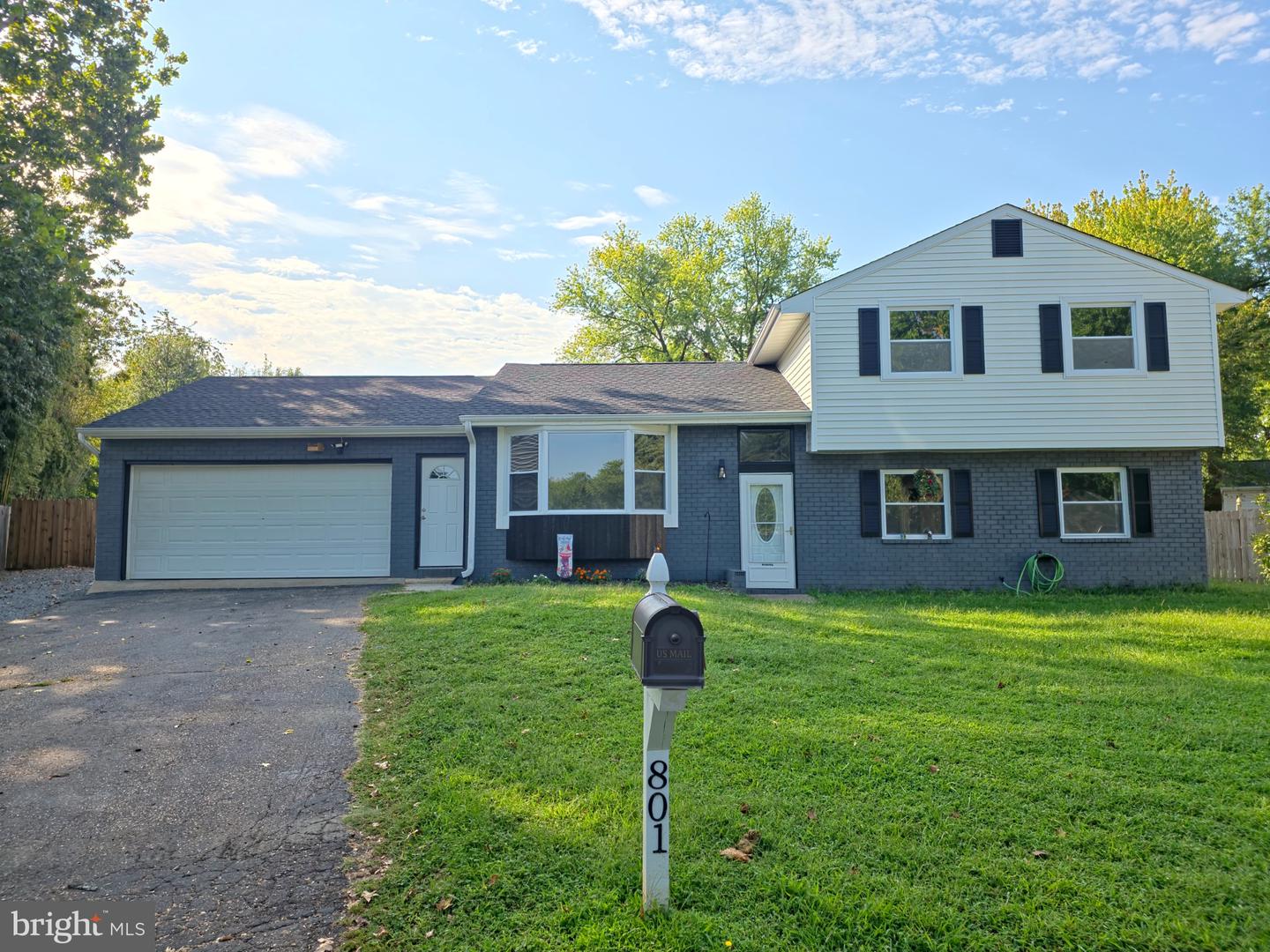 801 Galway Ln Property Photo 1