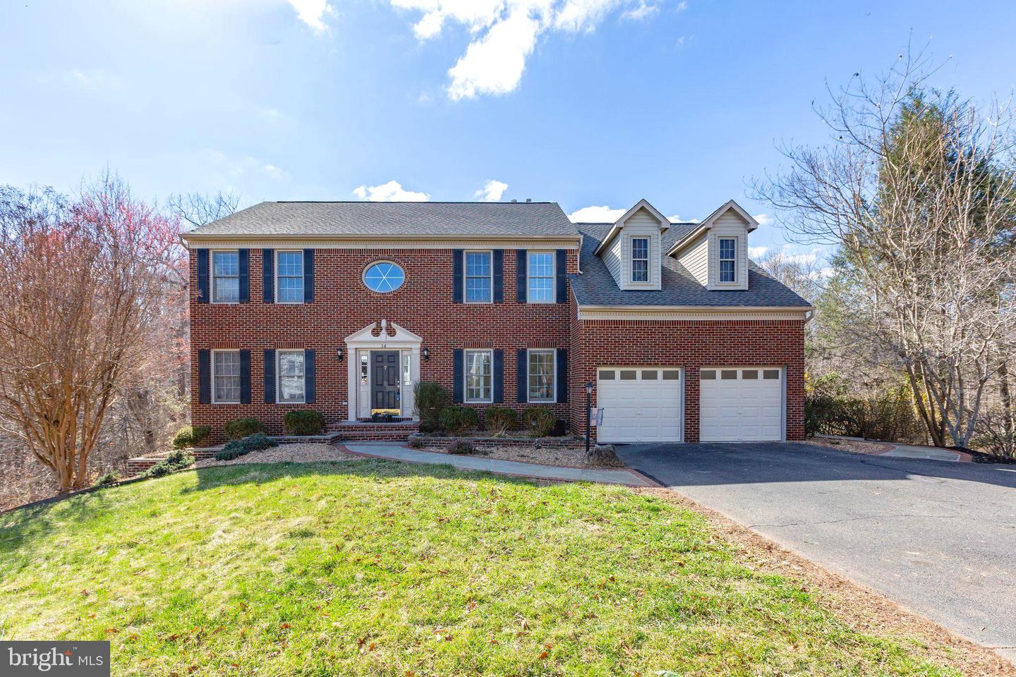 34 Palace Ln Property Photo