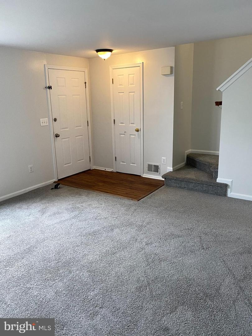 409 Sedgwick Ct Property Photo 4