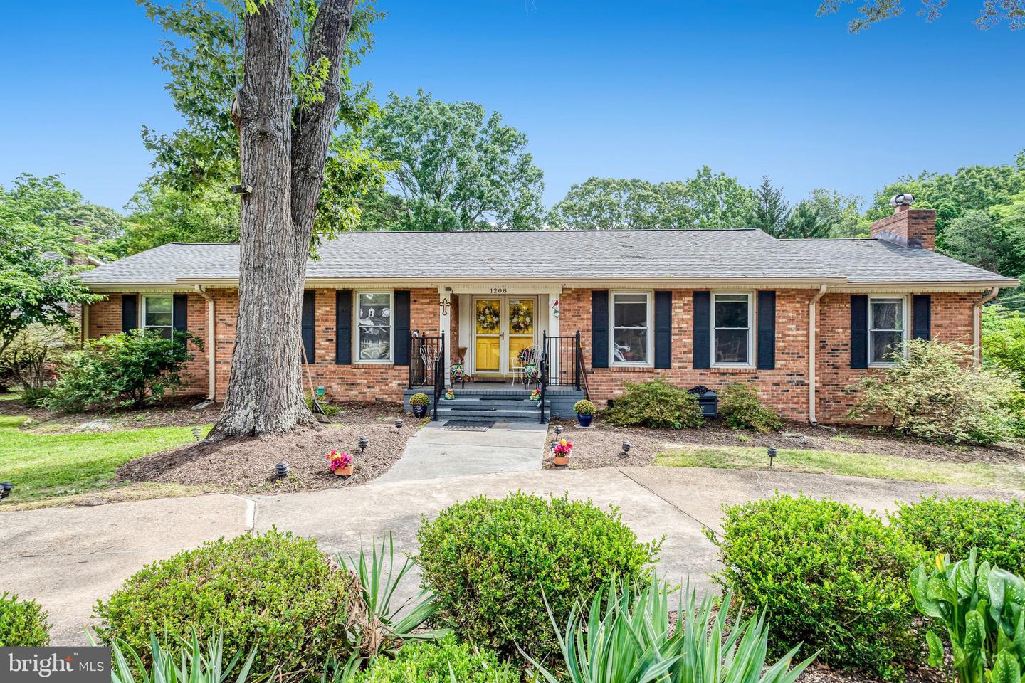 1208 Washington Dr Property Photo 1