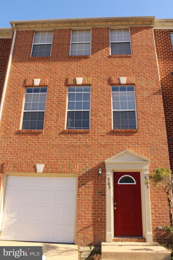 303 Dundee Pl Property Photo 1