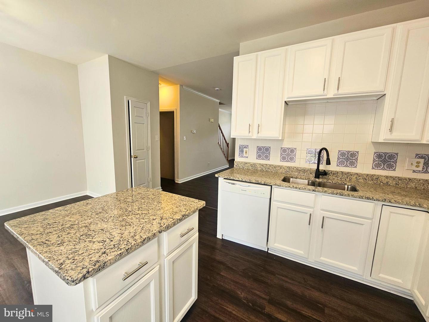 303 Dundee Pl Property Photo 8