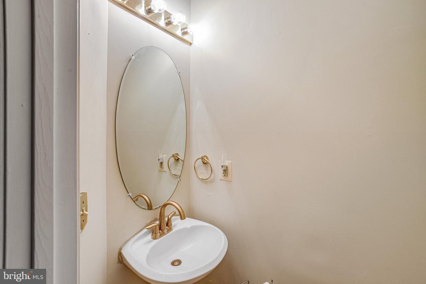 40 Catherine Ln Property Photo 8