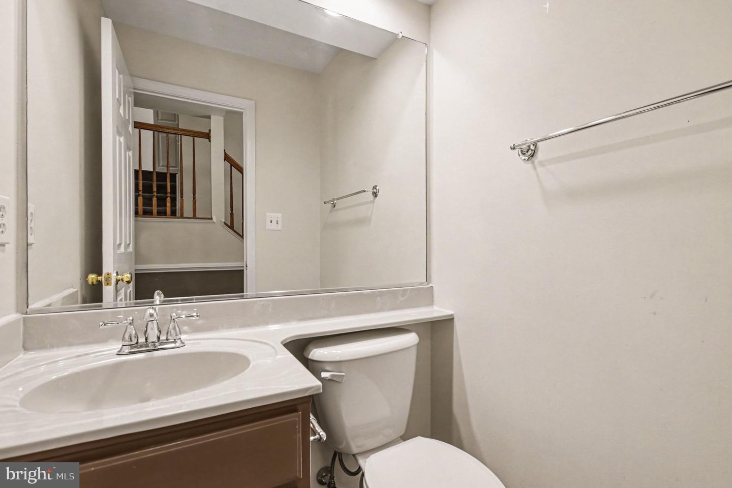 17 Sydney Ln Property Photo 8