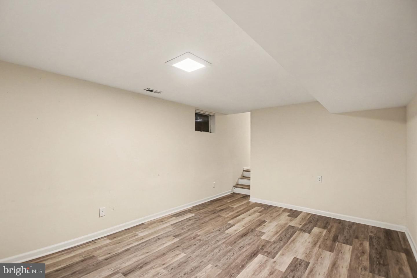 17 Sydney Ln Property Photo 28