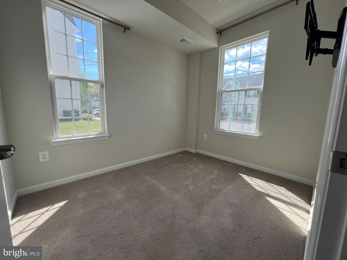 526 River Crest Way Property Photo 3