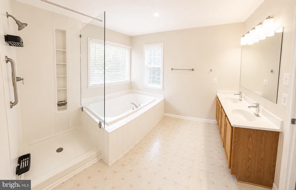 29 Palace Ln Property Photo 10