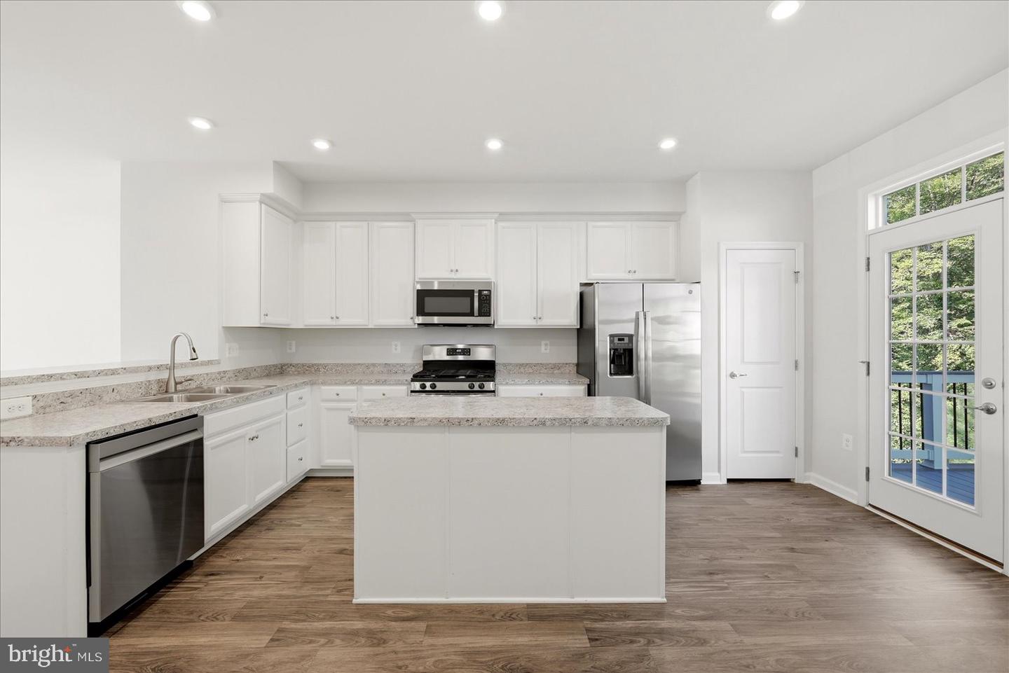 614 Streamview Dr Property Photo 2