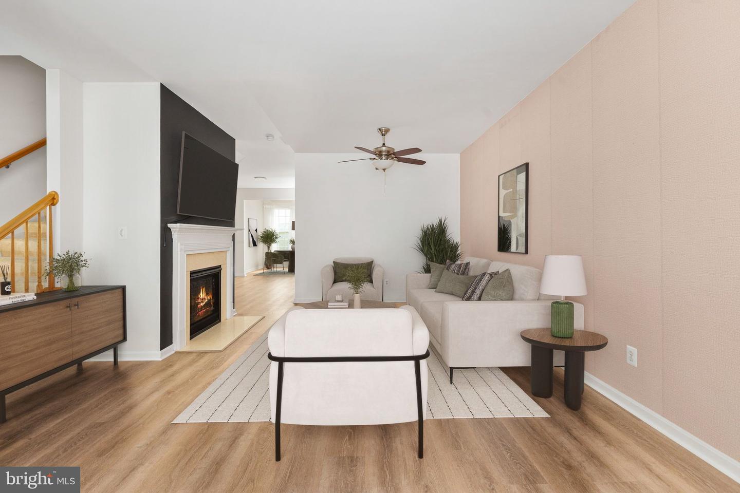 811 Carnaby St Property Photo 1