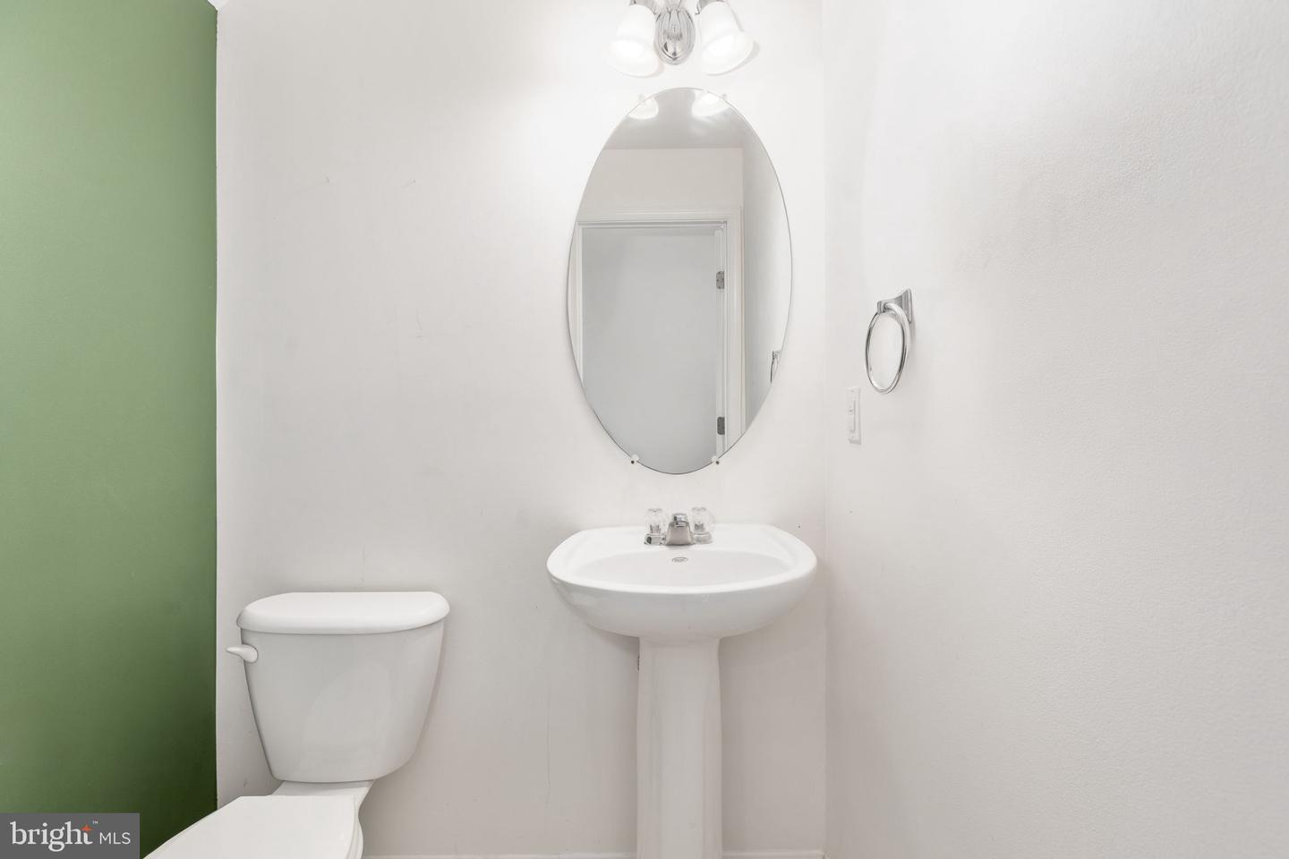 811 Carnaby St Property Photo 8