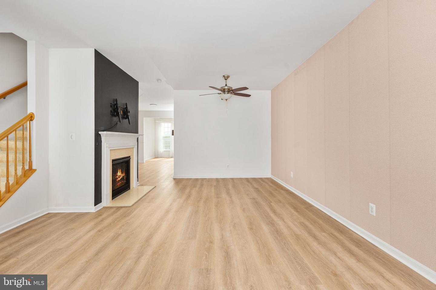 811 Carnaby St Property Photo 23