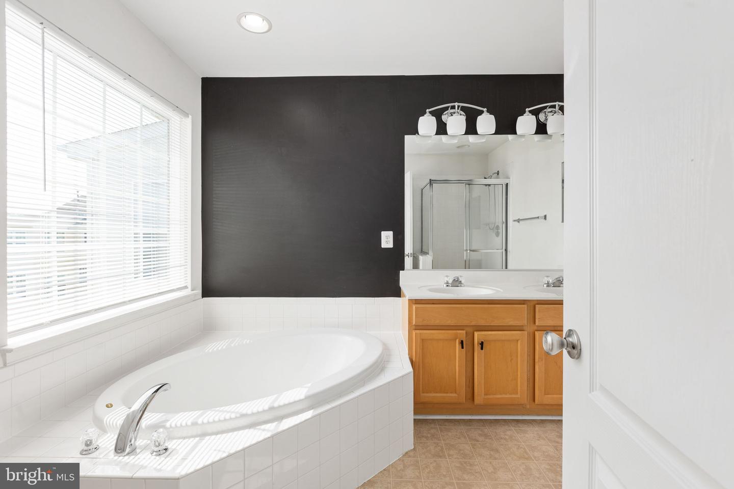 811 Carnaby St Property Photo 31