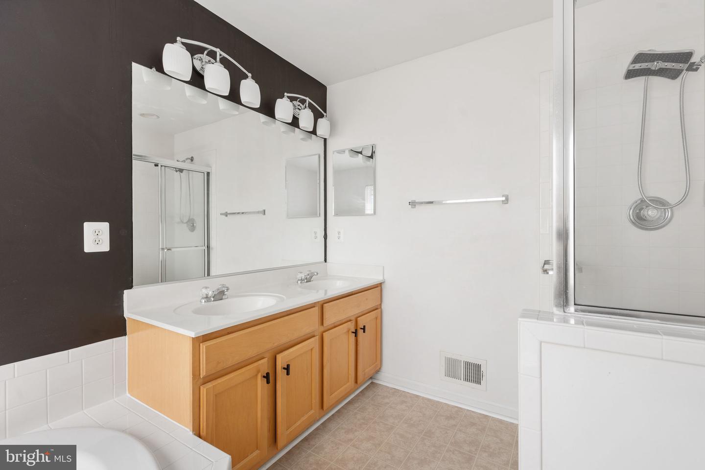 811 Carnaby St Property Photo 32