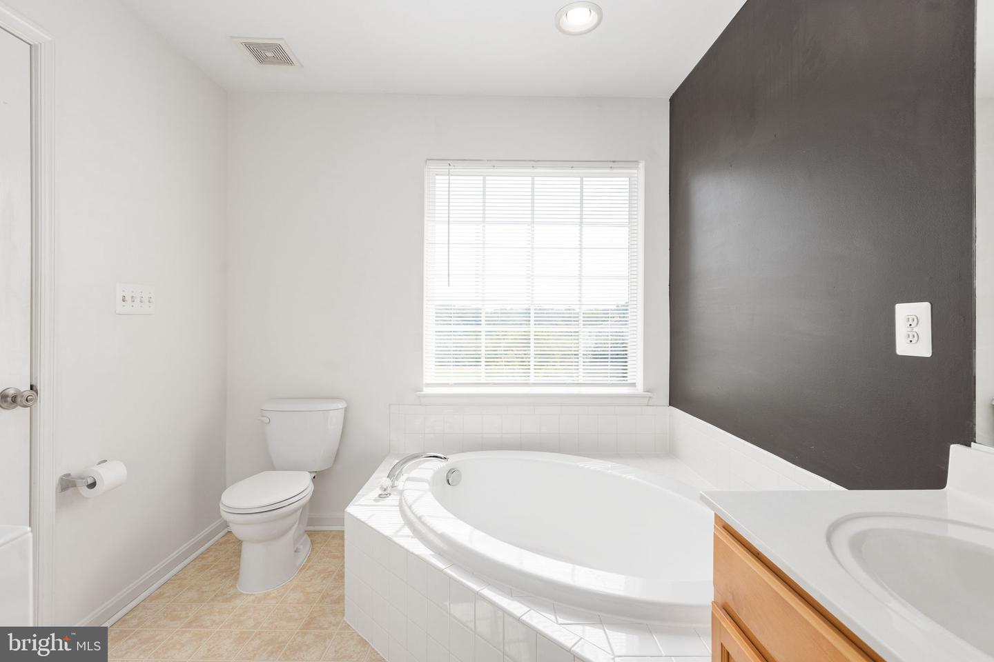 811 Carnaby St Property Photo 33