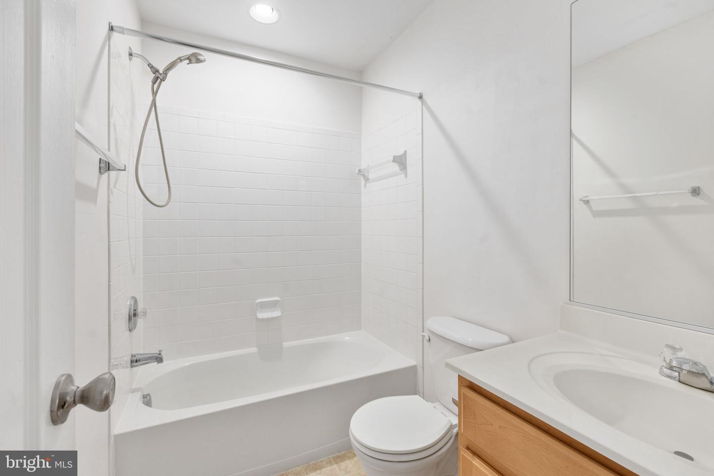 811 Carnaby St Property Photo 34