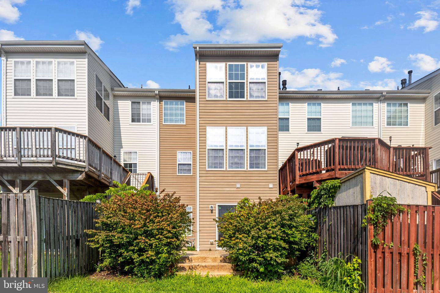 811 Carnaby St Property Photo 44